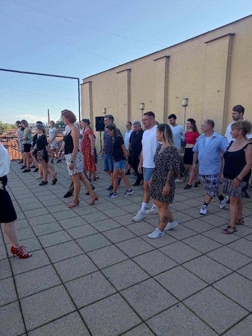 Taneční workshop na akci — hosté se společně učí tančit